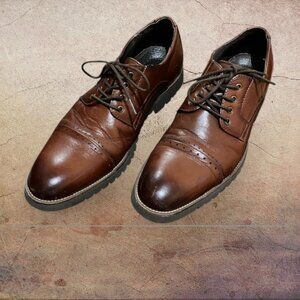 This is a pair of Stacy Adams Dickinson men's leather cap-toe oxford dress shoes
